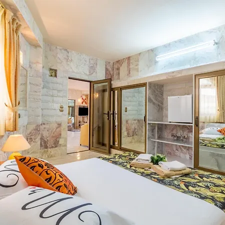 Paco's Luxury House 16 *