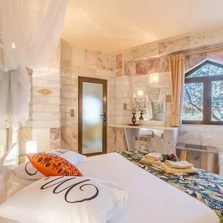 Paco's Luxury House 16 *